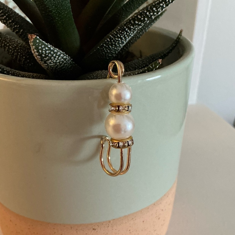 Elegant Gold and Pearl Pendant